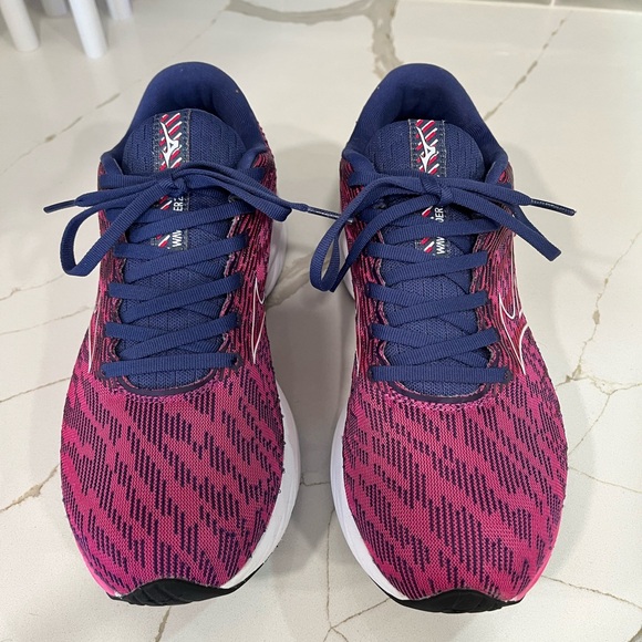 Mizuno Running Shoes. Women’s Size 8.5Color  FESTIVAL FUCHSIA - Picture 5 of 10